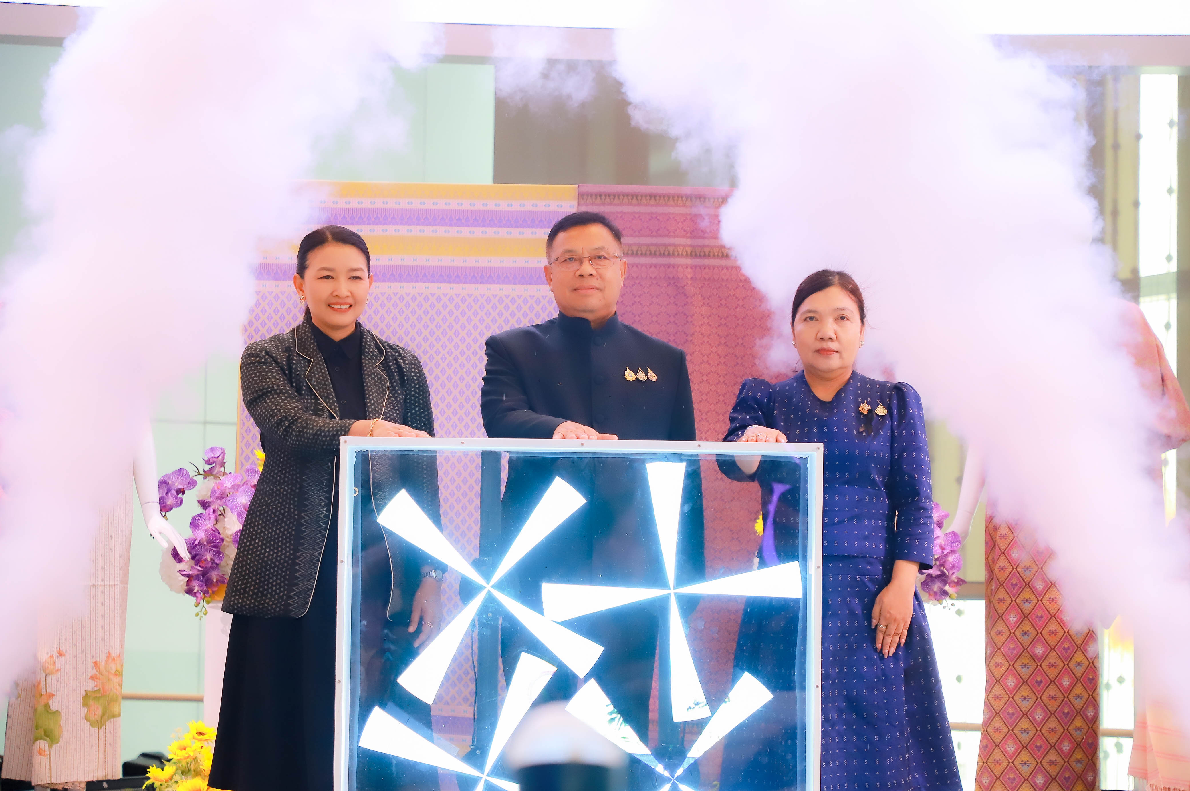 title - ผู้ตรวจราชการ ส.ป.ก. ร่วมพิธีเปิดงานหม่อนไหมสัญจร ณ กรุงเทพมหานครและจังหวัดนนทบุรี ครั้งที่ 3